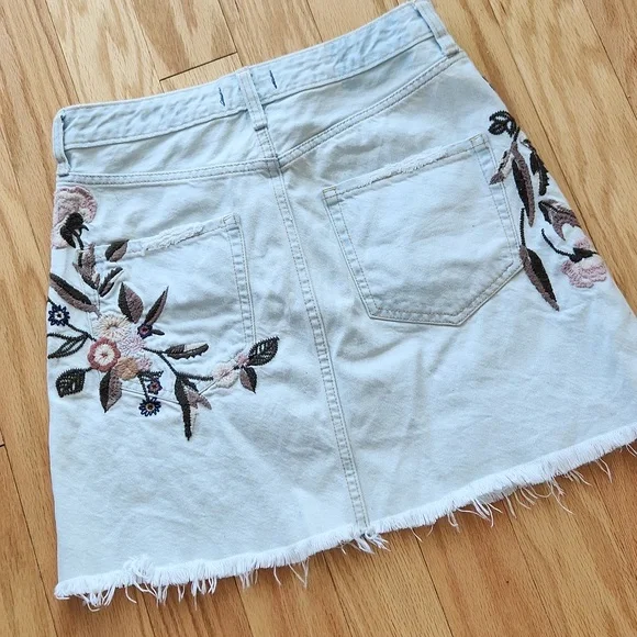 Abercrombie & Fitch Floral Embroidered Mini Skirt - Picture 5 of 10